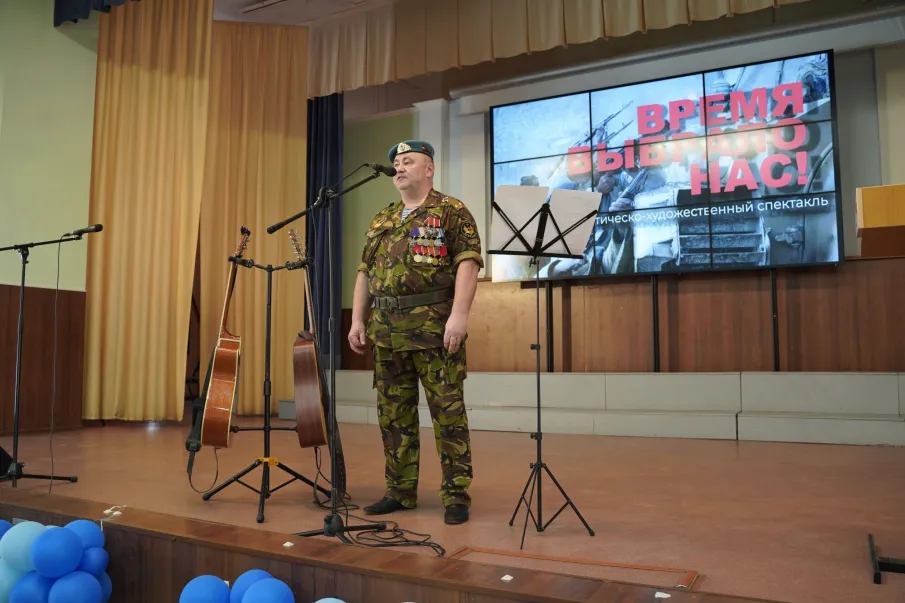 Дважды Кавалер ордена Мужества Олег Шатохин представил нижегородским студентам авторский моноспектакль "Время выбрало нас. Великая Отечественная война"