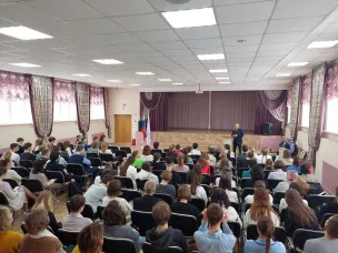 Председатель Экспертного совета по выработке информационной политики в сфере противодействия терроризму в Нижегородской области Владимир Аврамцев провел лекцию по вопросам противодействия идеологии терроризма в образовательных организациях